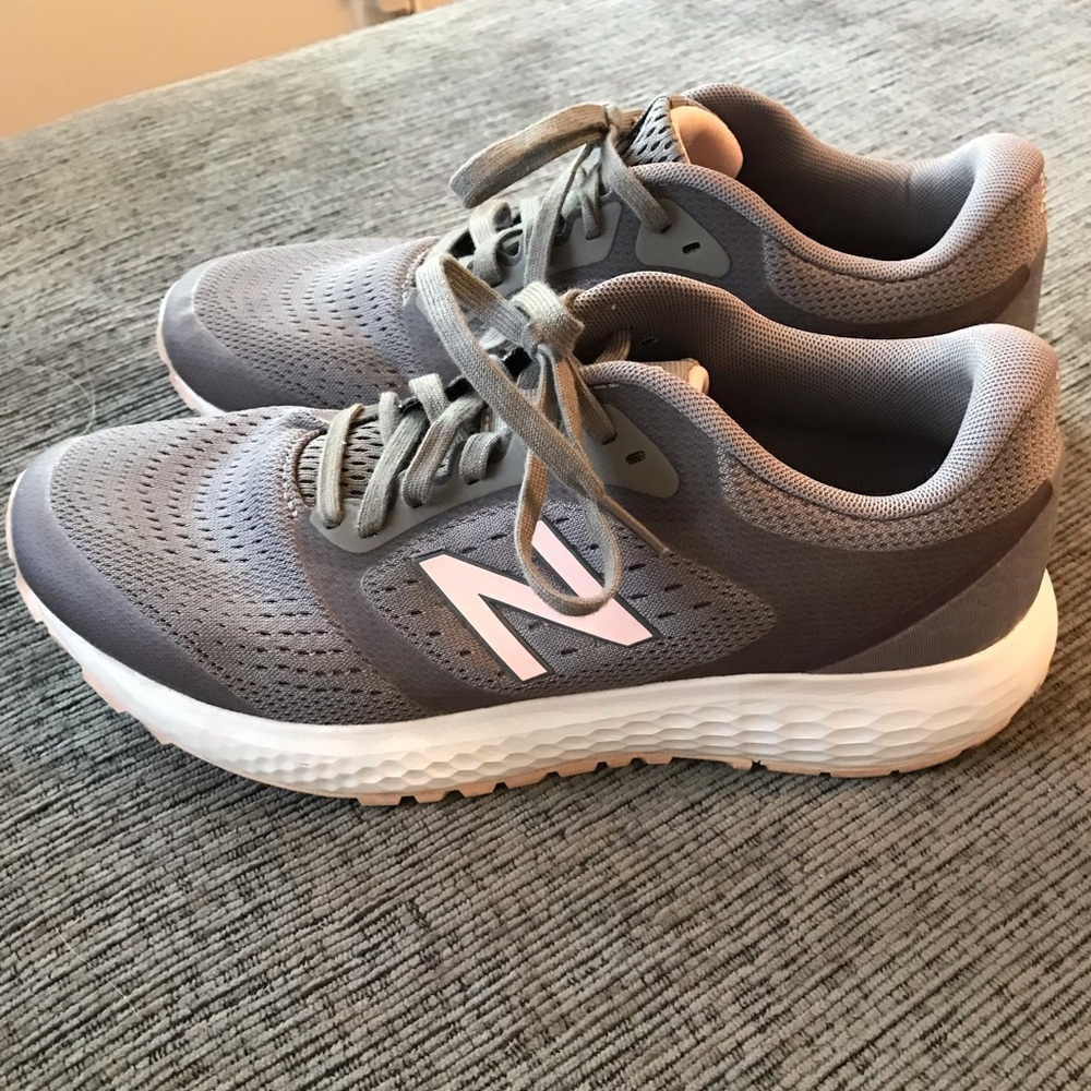 NEW BALANCE • SIZE: 10D • GRAY CLASSIC RUNNING SNEAKERS WITH COMFORT INS…
